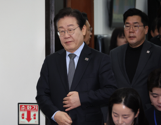 이재명 더불어민주당 대표가 8일 오전 서울 여의도 국회에서 열린 최고위원회의에 참석하고 있다. 연합뉴스